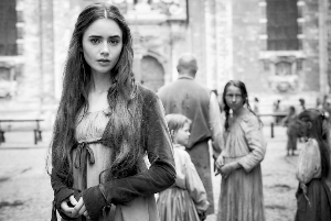 莉莉·柯林斯饰演BBC版《悲惨世界》的芳汀。