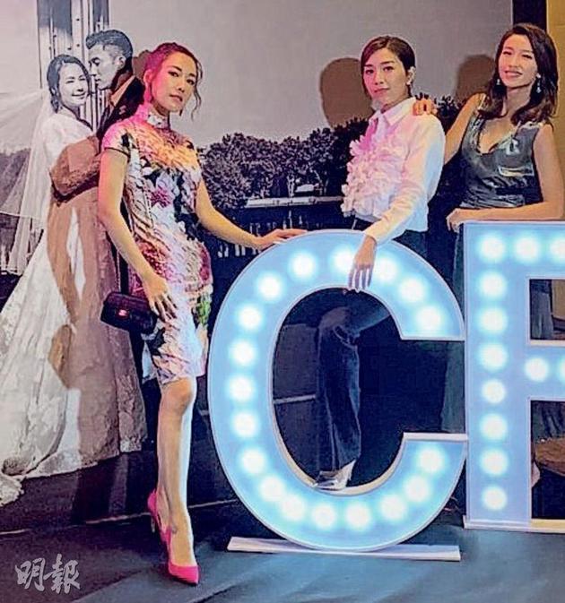 穿旗袍化身CoCo的李施嬅(前排左起),联同黄智雯、姚子羚合唱情歌祝贺一对新人。