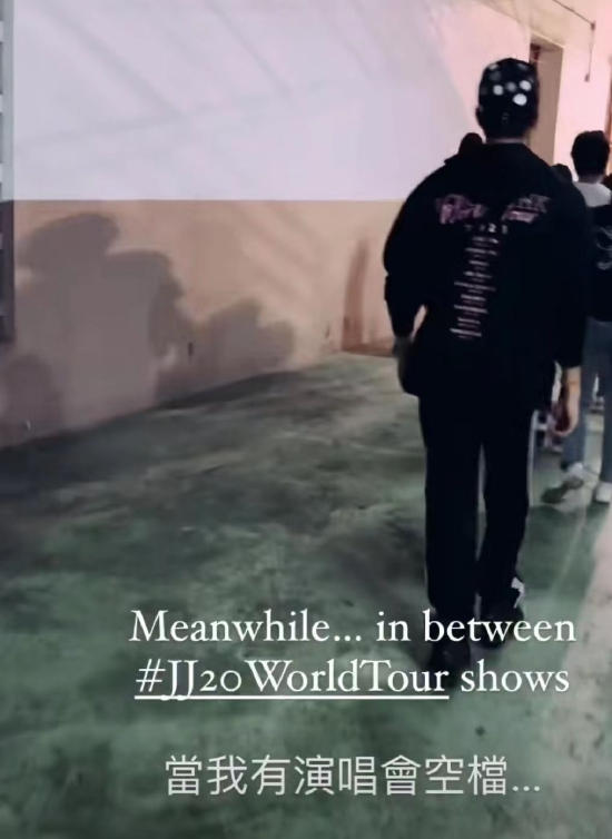 林俊杰去看了BLACKPINK演唱会 分享LISA舞台视频