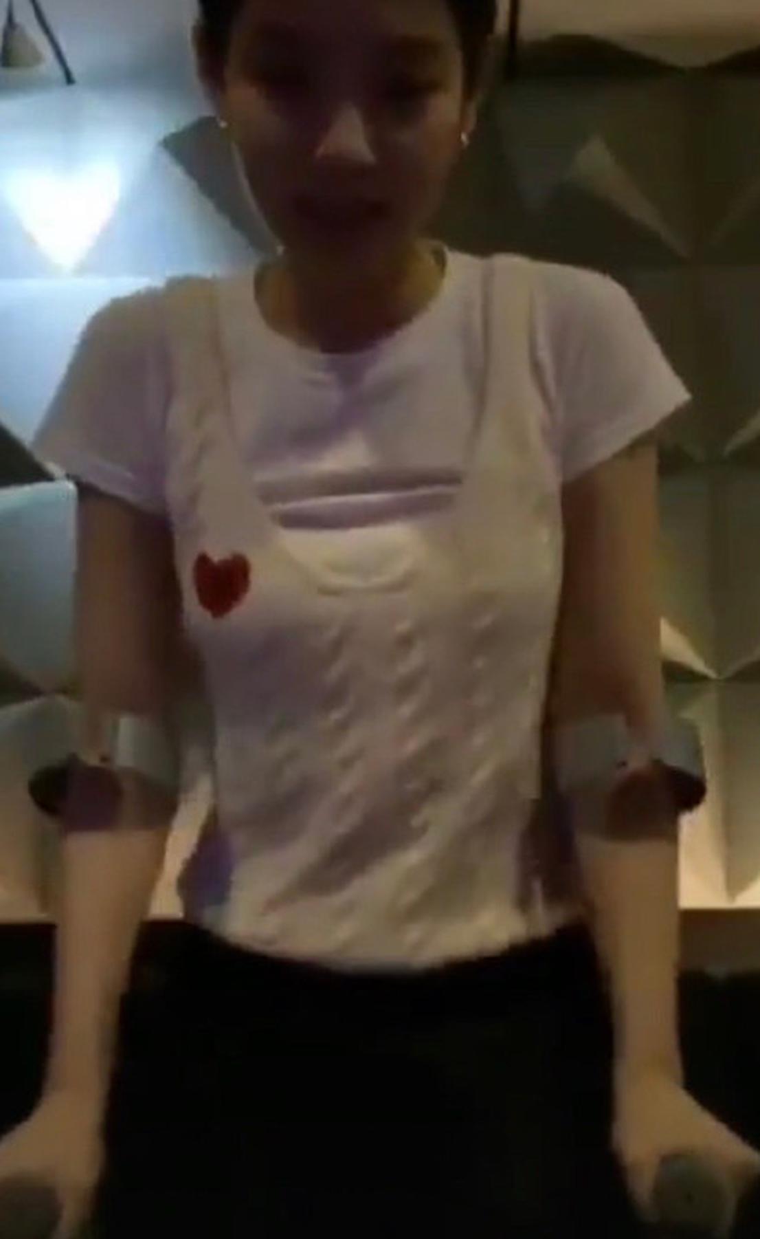 组图：BLACKPINK成员JENNIE受伤手腕淤青 直播安慰粉丝笑称没事