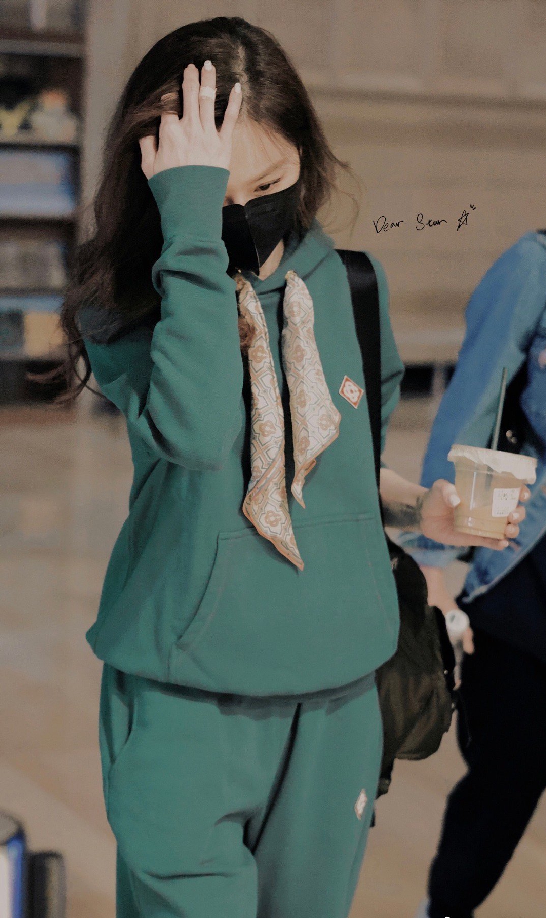 组图：王心凌《乘风破浪》上班图穿墨绿卫衣俏皮对镜挥手状态佳第2张图片