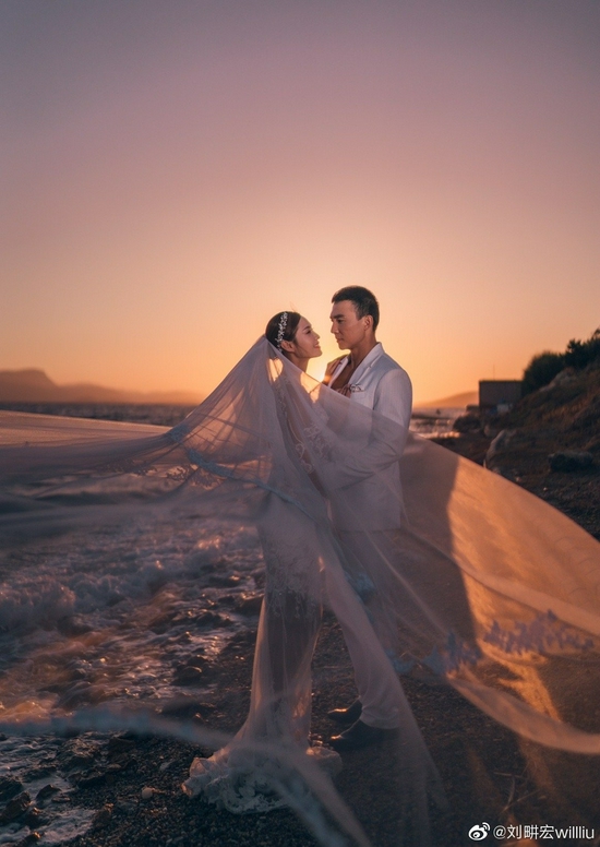 刘畊宏晒与爱人婚纱照庆祝结婚15周年纪念日 手机新浪网