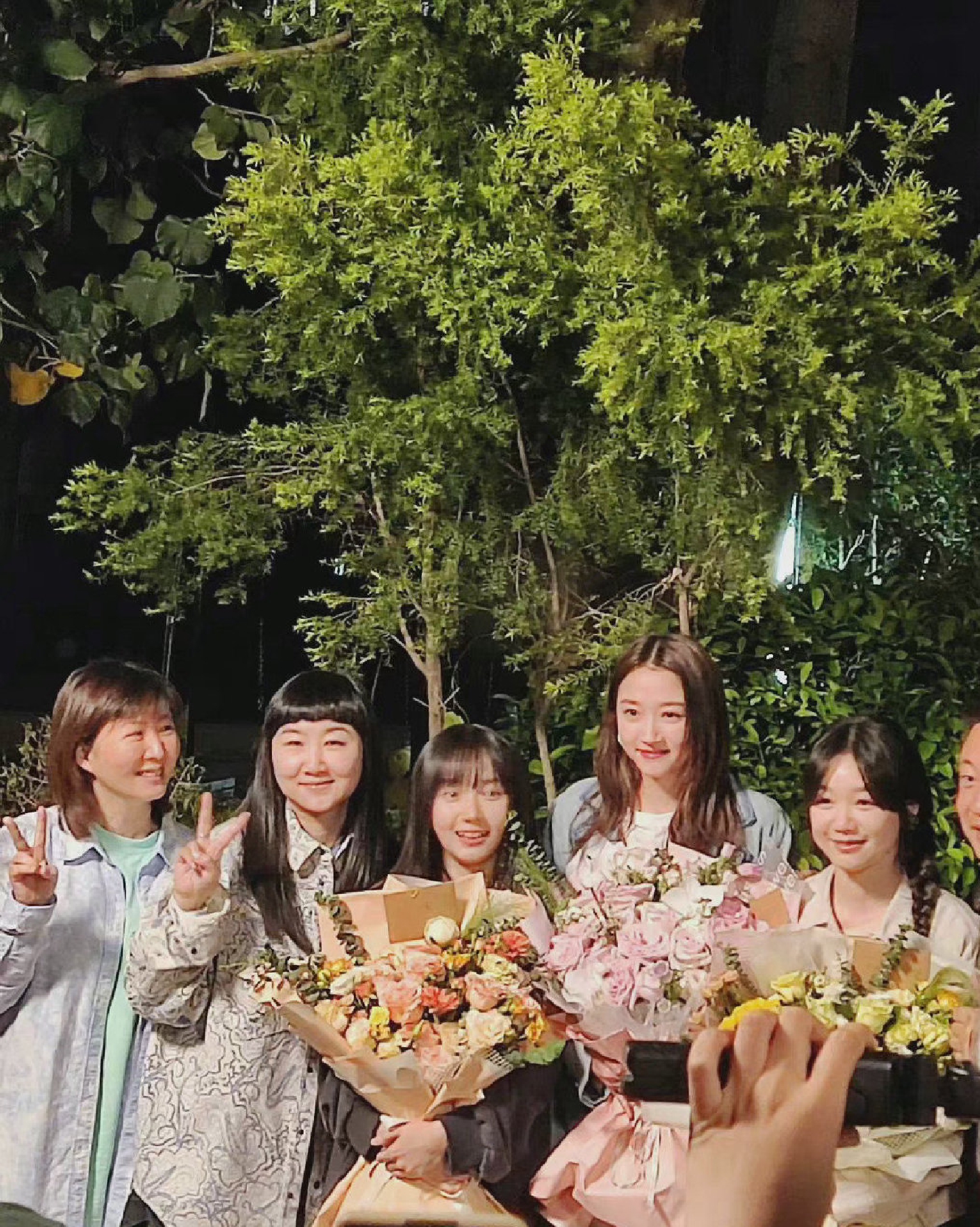 组图：《二十不惑2》杀青照曝光关晓彤卜冠今徐梦洁手捧花束第1张图片