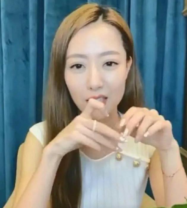  Bai Bing wears the diamond ring sent by Jingjing 