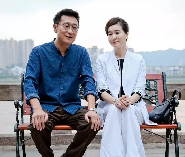 海报剧照剧情:苏万梁是小镇工农兵照相馆的经理,发妻早逝,他与三个