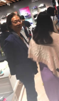 李文辉配老婆逛街