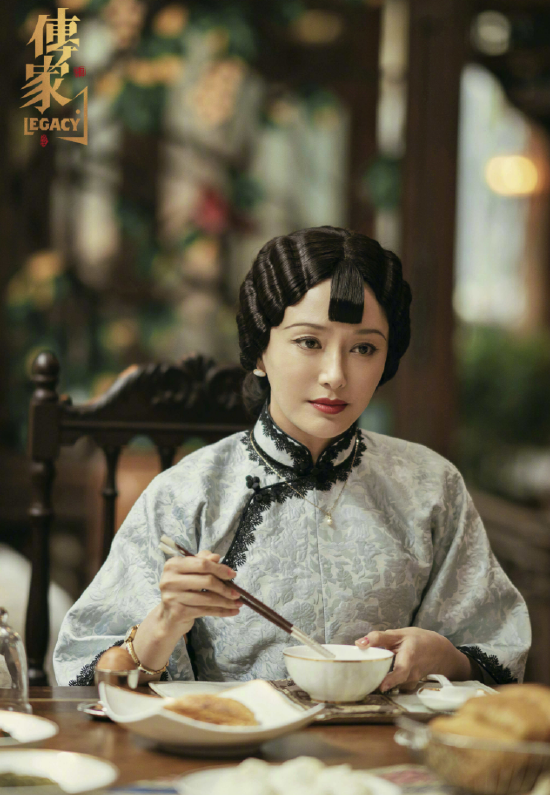 秦岚饰演易家长女钟灵。