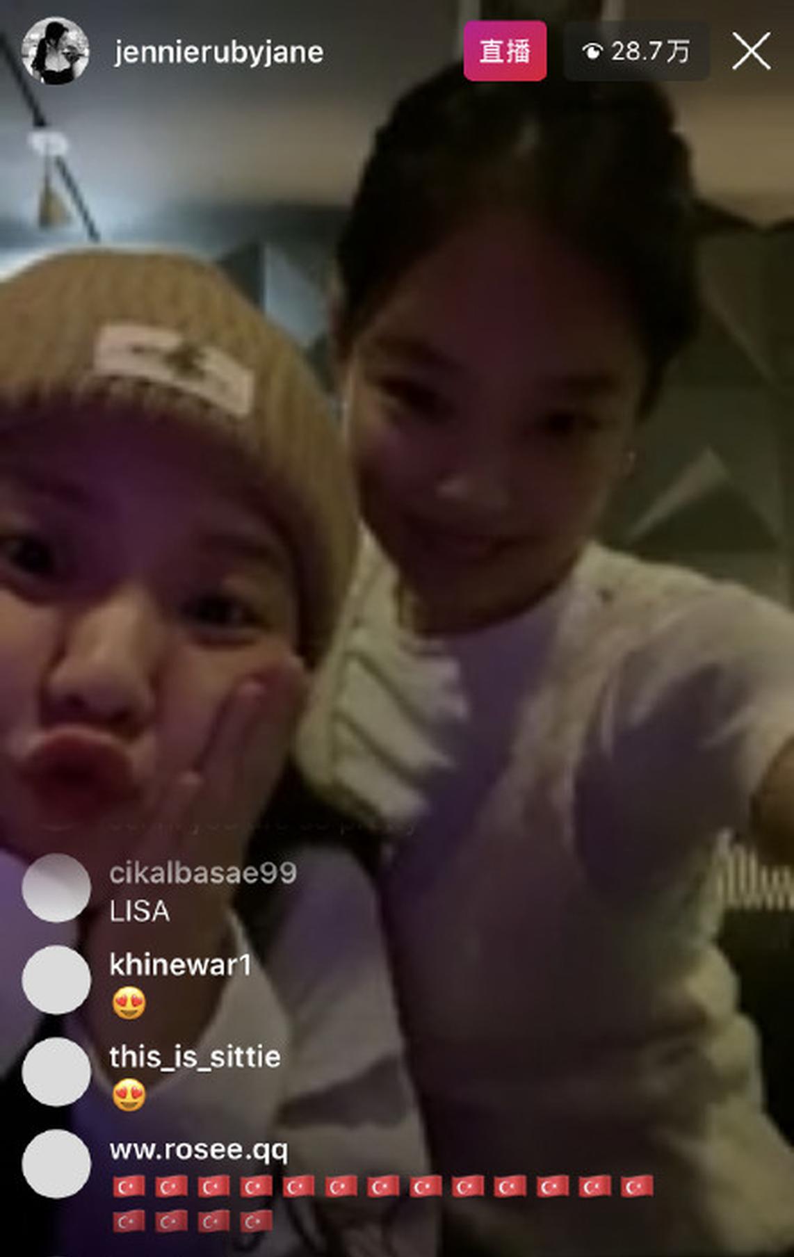 组图：BLACKPINK成员JENNIE受伤手腕淤青 直播安慰粉丝笑称没事