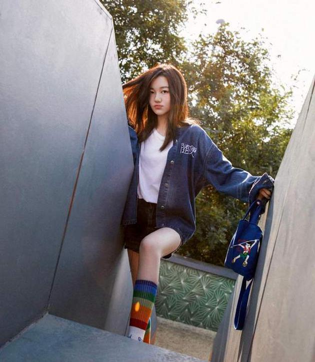 14岁李嫣晒近照修身内搭显清瘦身形