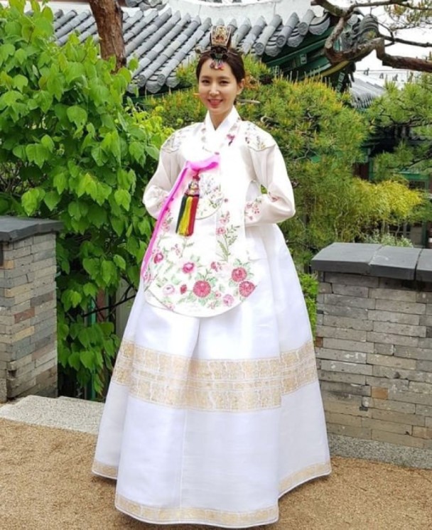 36岁韩彩雅今日嫁前国脚婚礼韩服照曝光