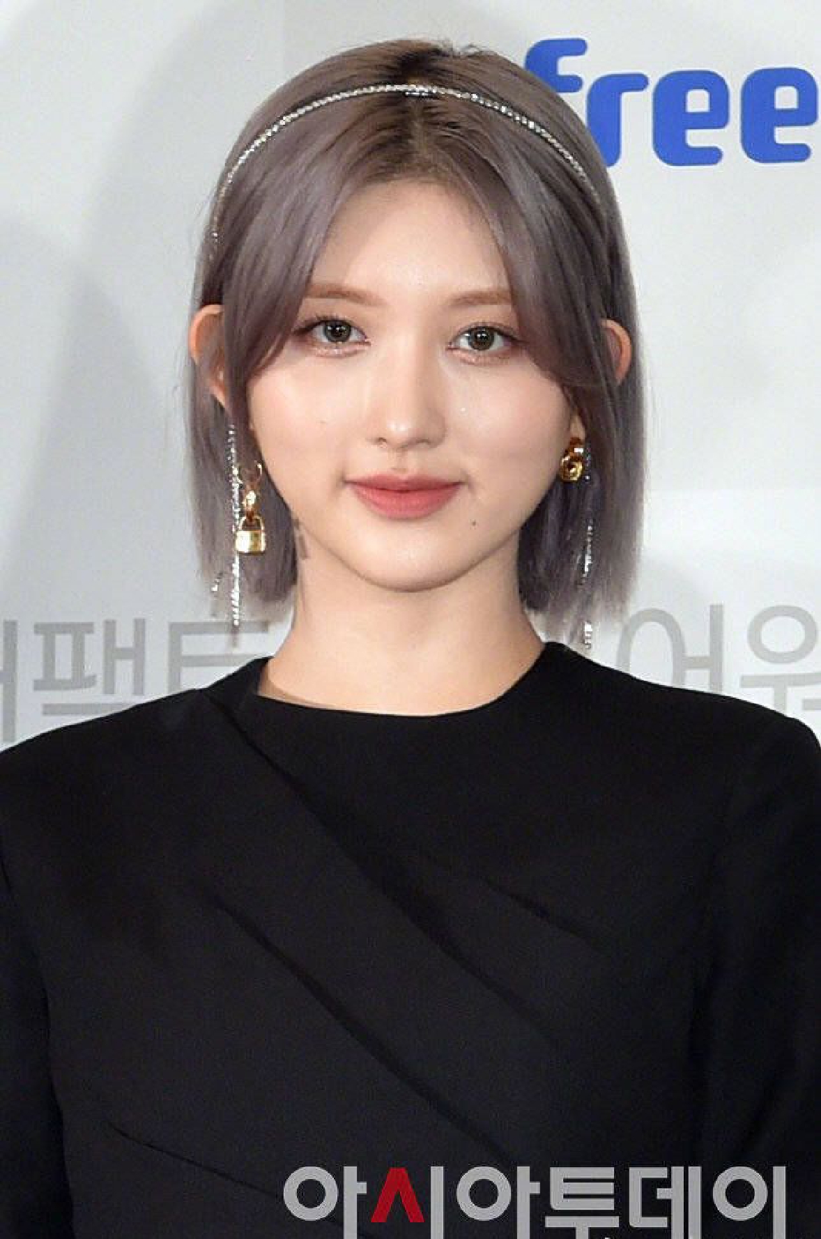 組圖：IVE亮相TMA紅毯 成員金秋天高跟鞋碼數過大引爭議