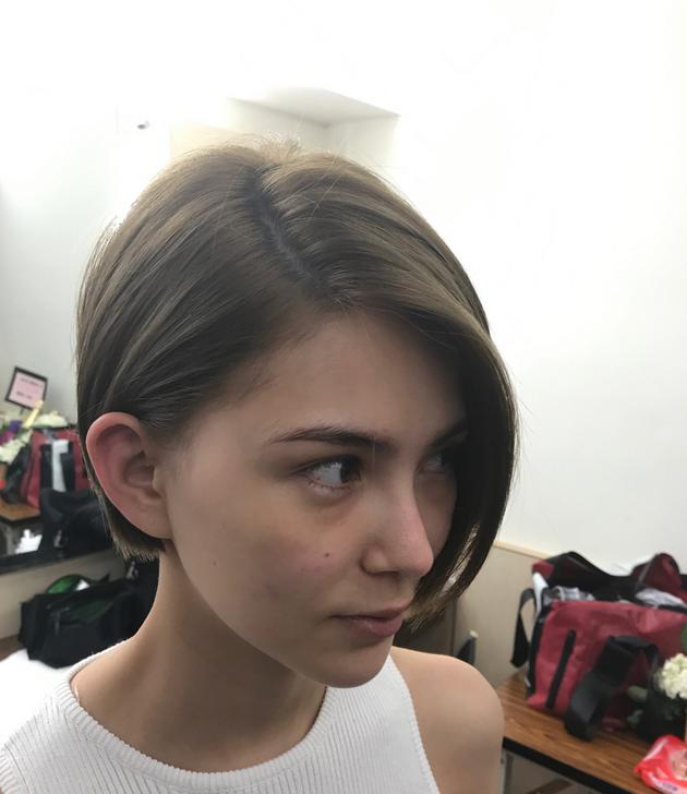 昆凌晒干练短发素颜旧照 肌肤白里透红侧颜酷帅