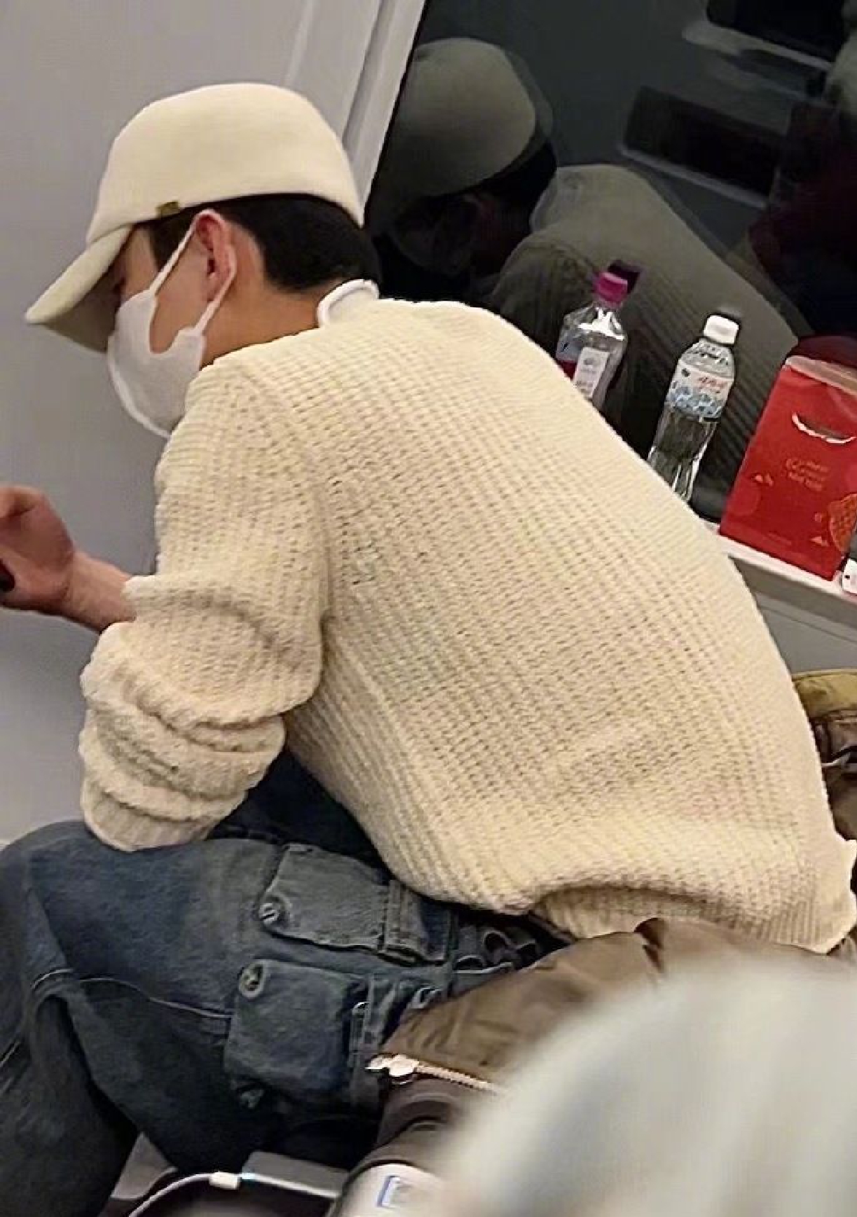 组图:网友坐高铁偶遇白敬亭 戴鸭舌帽耳机潮味十足