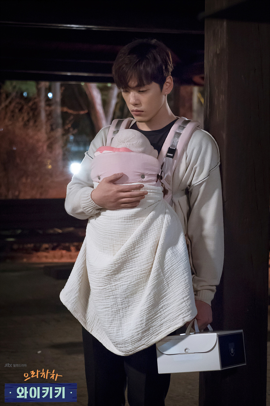 金正贤饰演梦想成为电影导演的姜东久,他是民宿waikiki的ceo兼自由