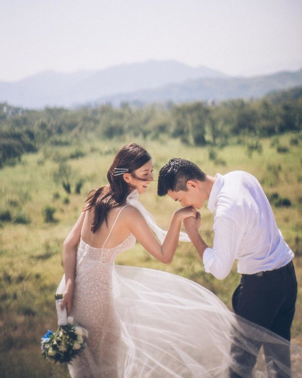 3晒出与男友的唯美婚纱照