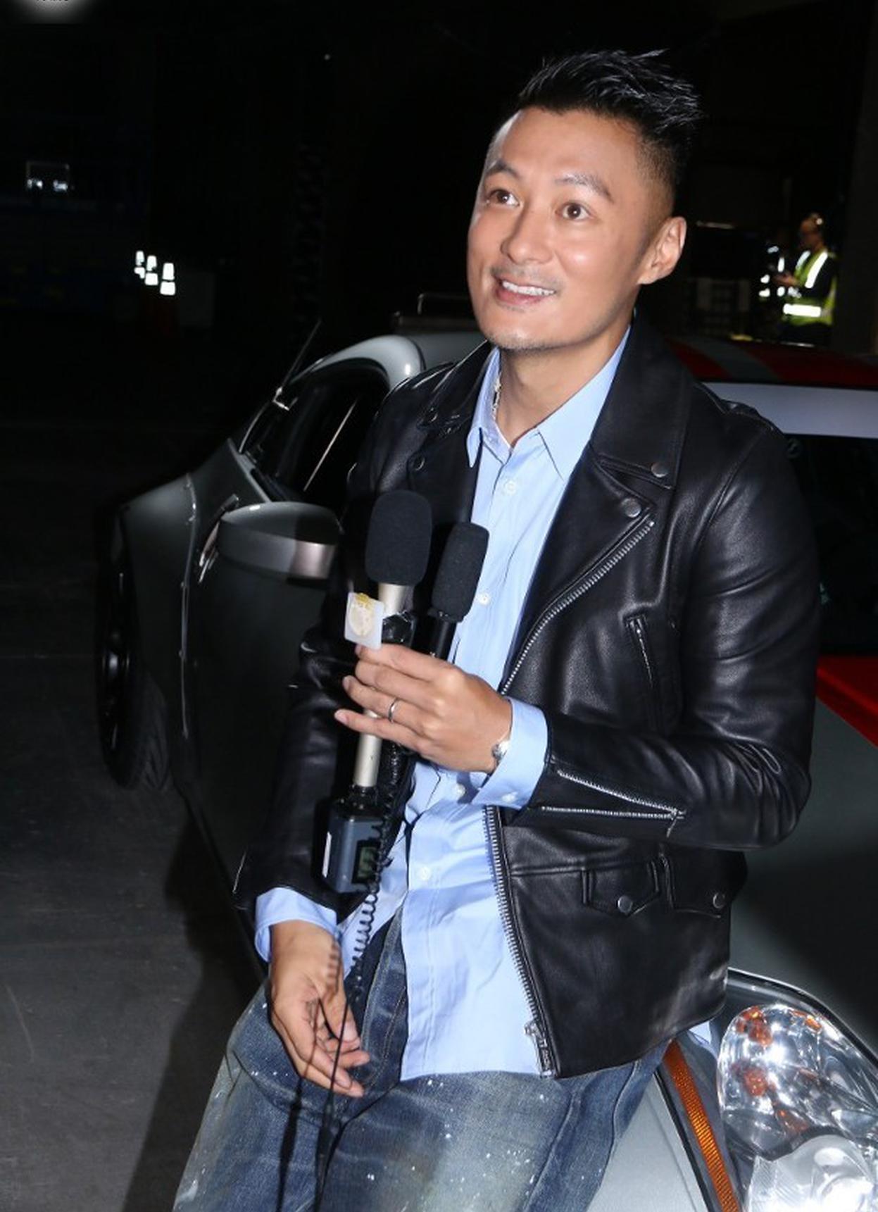 天生喜欢速度感 余文乐开跑车玩漂移帅气现身