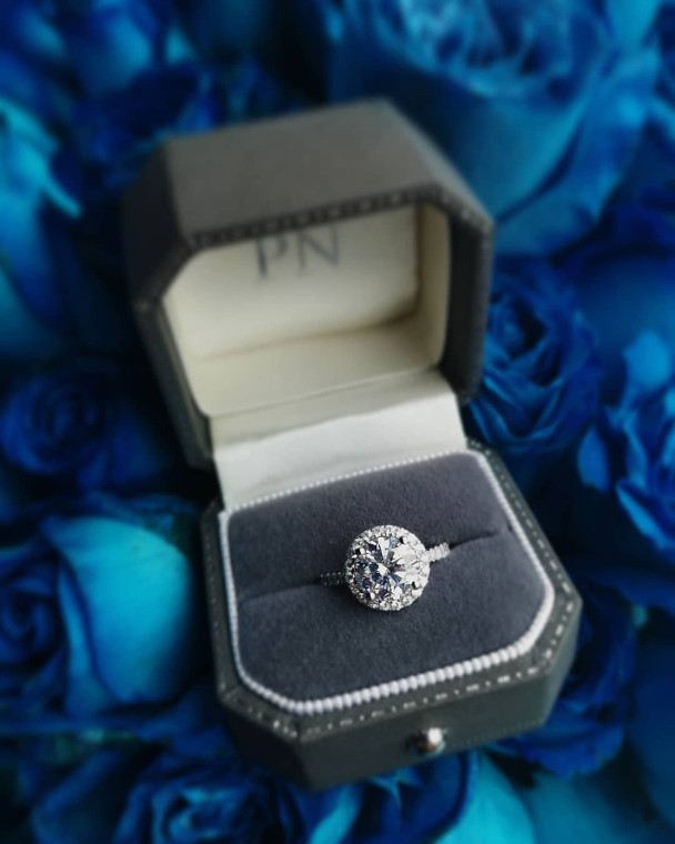 吴若希奉女成婚一年后丈夫补求婚开心晒巨型钻戒