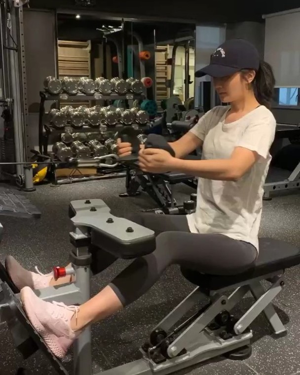 可以看出阿sa在非常努力的健身.蔡卓妍穿包臀裤健身,好身材十分吸睛.