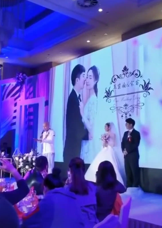 葛优出席亲戚婚礼担任证婚人