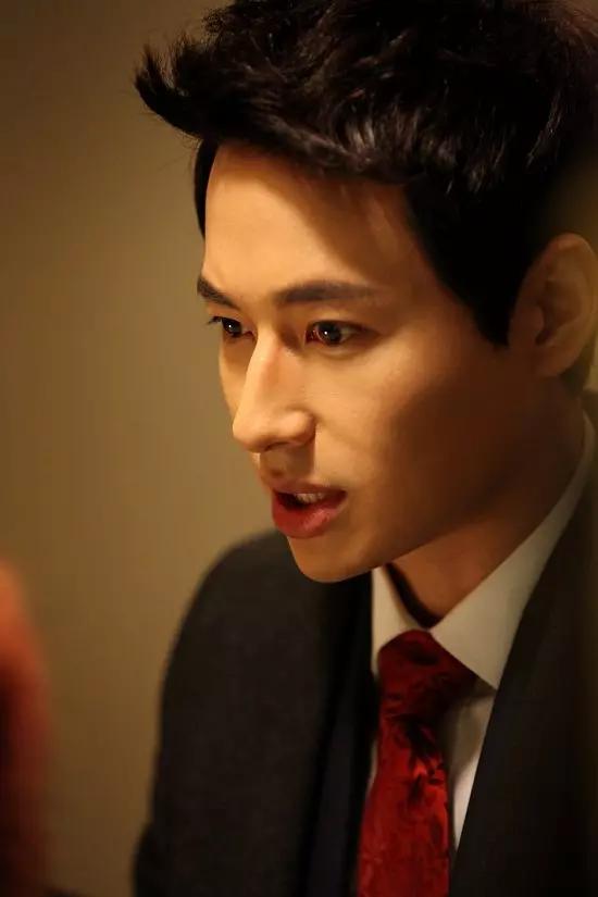 饰)的亲生父亲是杀死妈妈前夫,素妍的亲生父亲朴刑警的杀人犯申基太