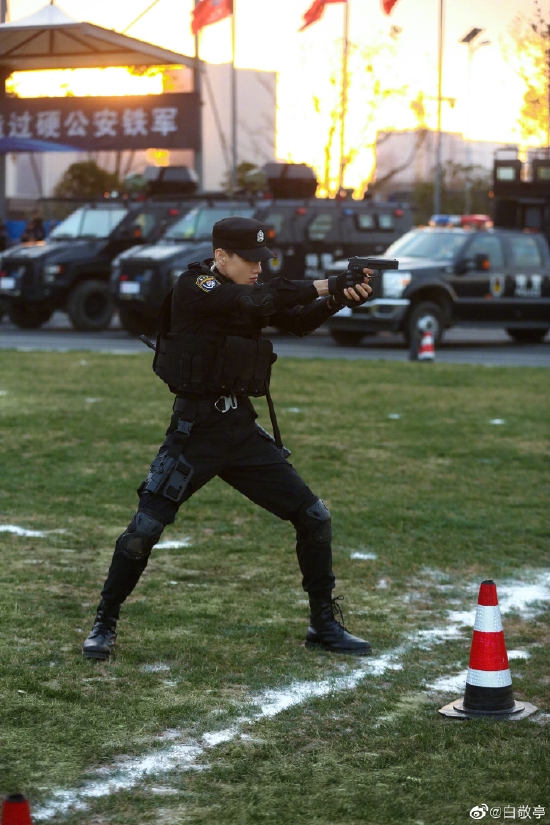 "照片中,白敬亭身穿警服手举着枪,眼神十分坚毅