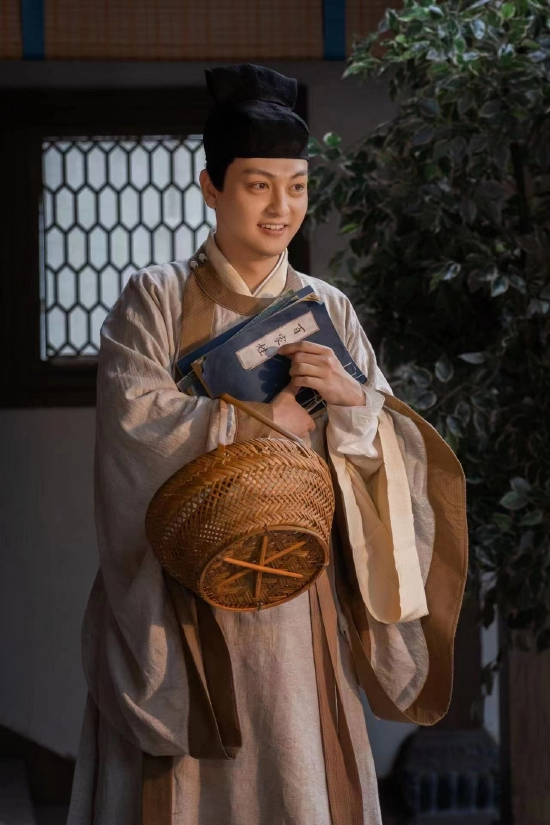 张晓谦饰演汴京书院夫子杜长风。