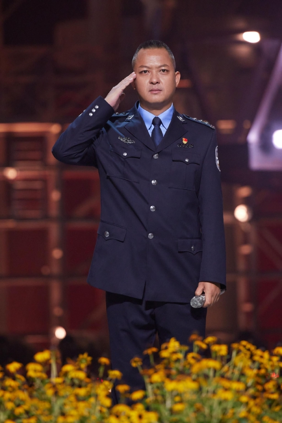 云南特警贺丽远在第二次公演主题下,30位哥哥向世间