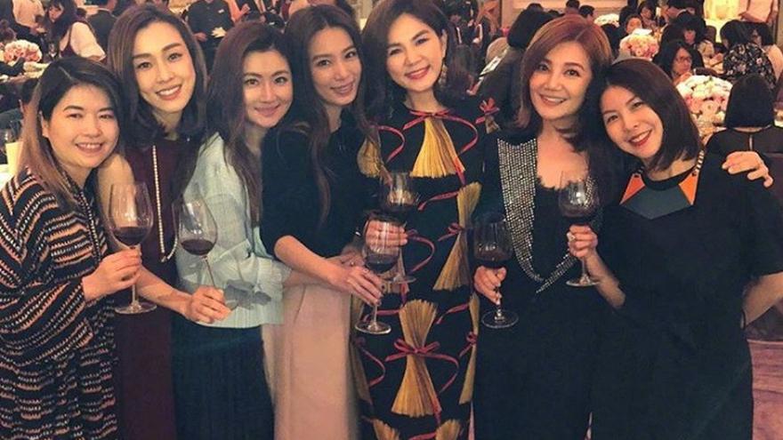 梁静茹范玮琪S.H.E许茹芸等出席马毓芬婚礼开怀灿笑