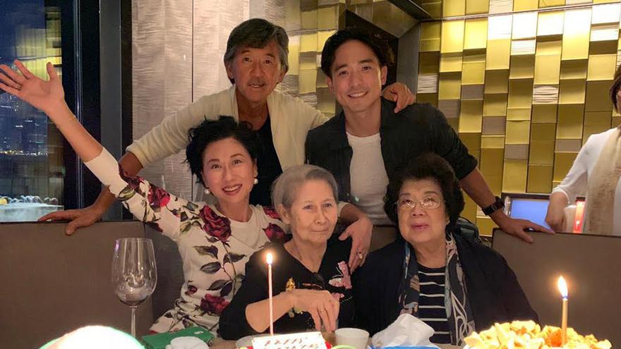 57岁叶倩文生日罕见晒全家福 三代同堂其乐融融