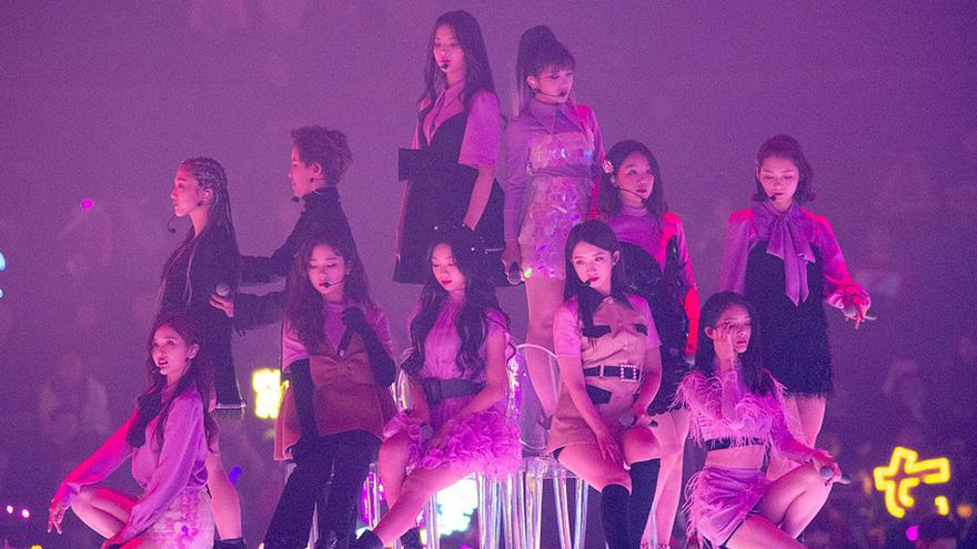 火箭少女101上海开演唱会 劲歌热舞人气旺