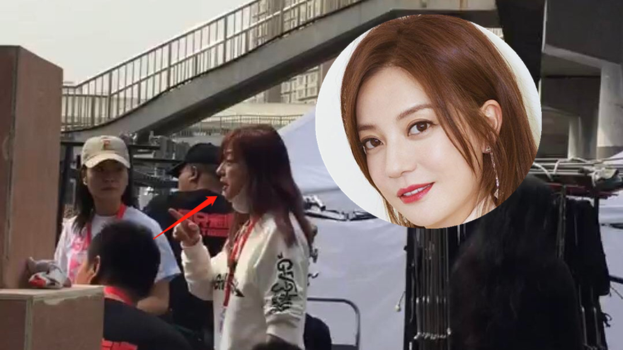 赵薇现身片场指导工作 素面朝天神情严肃气场足