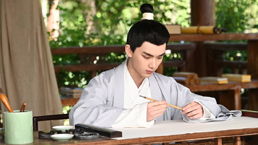 丁程鑫参加综艺古装造型书生气十足