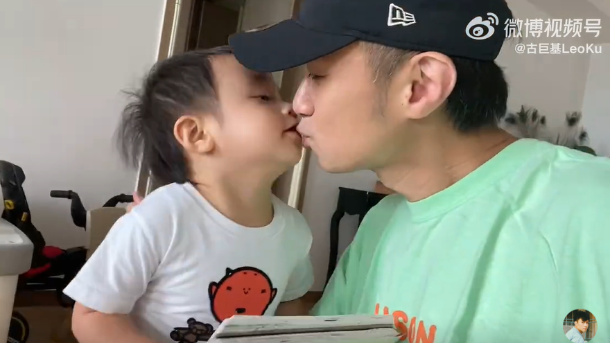 古巨基晒儿子父亲节礼物 与儿子亲亲画面温馨