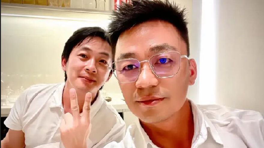 40岁王宝强戴金框眼镜配白衬衫神似朱亚文