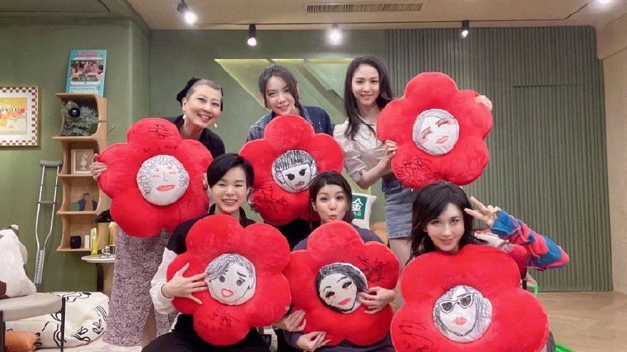 赵梦发文感谢许茹芸等姐姐们的帮助 晒合照氛围有爱