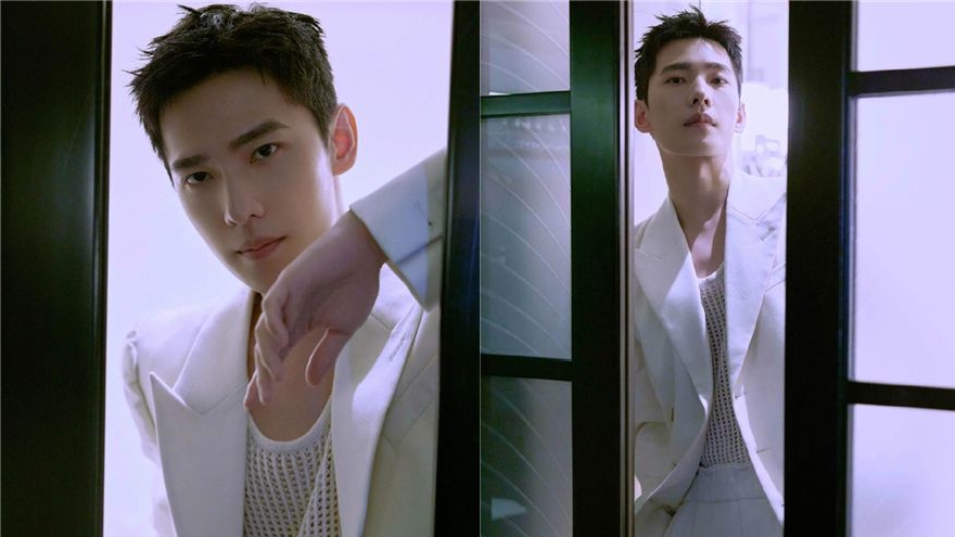 杨洋生日大片释出！穿镂空背心搭白西装眼神深邃迷人