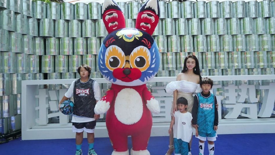 冉莹颖带三娃出席活动 抹胸短裙穿着引争议