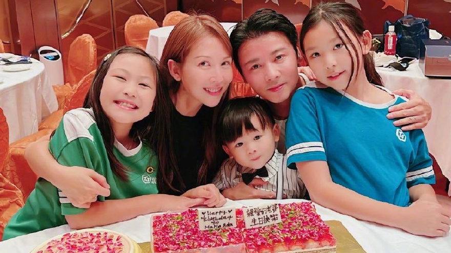 蔡少芬晒49岁庆生照 一家五口亲密合影出镜