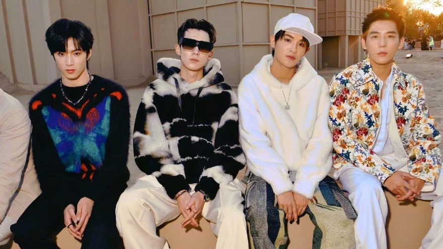 王鹤棣黄明昊刘耀文王安宇同排看秀 高清合照曝光