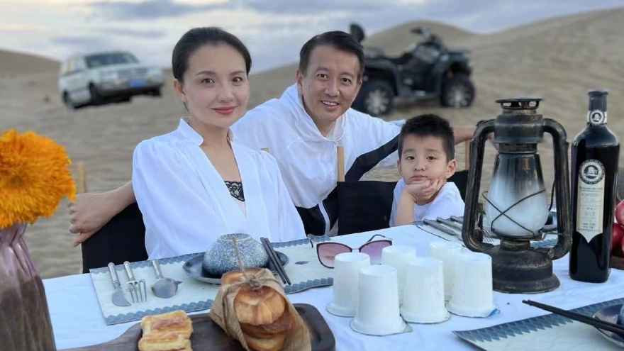 孙茜庆祝结婚九周年 晒一家三口沙漠合影幸福温馨