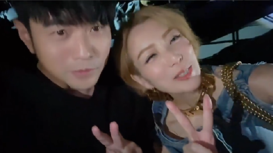 周杰伦郑秀文同框看秀 比耶互道“好久不见”