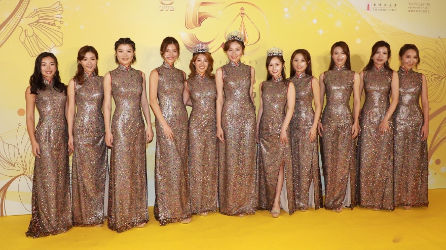 2022香港小姐佳丽出席慈善晚宴 穿鎏金长裙身材曼妙