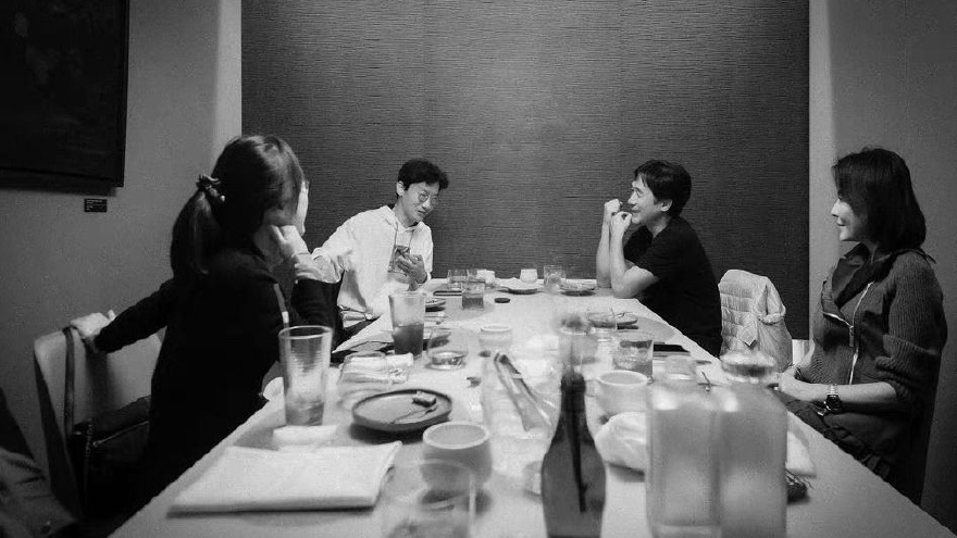 有新合作？刘嘉玲晒梁朝伟与《鱿鱼游戏》导演合照