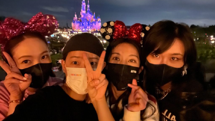 躺西卡上线！郑秀妍张俪李斯丹妮赵梦同游迪士尼