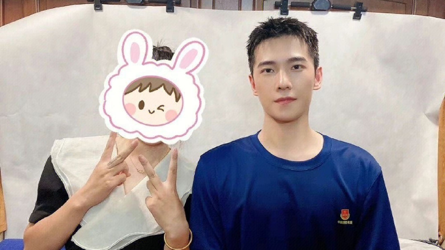 杨洋《我的人间烟火》杀青 与工作人员合照身材壮硕状态好