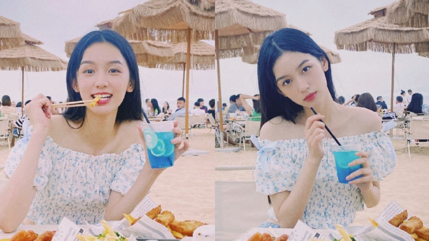 周也清新沙滩海边随拍 一字领短衣秀纤瘦锁骨