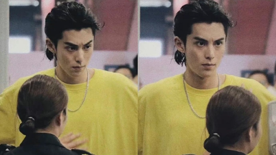 王鹤棣机场过安检旧照曝光 桀骜眼神棱角分明