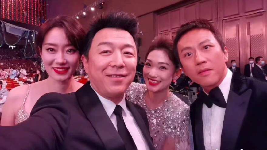 张小斐发文谢谢金鸡舞台 搞怪合影邓超黄渤