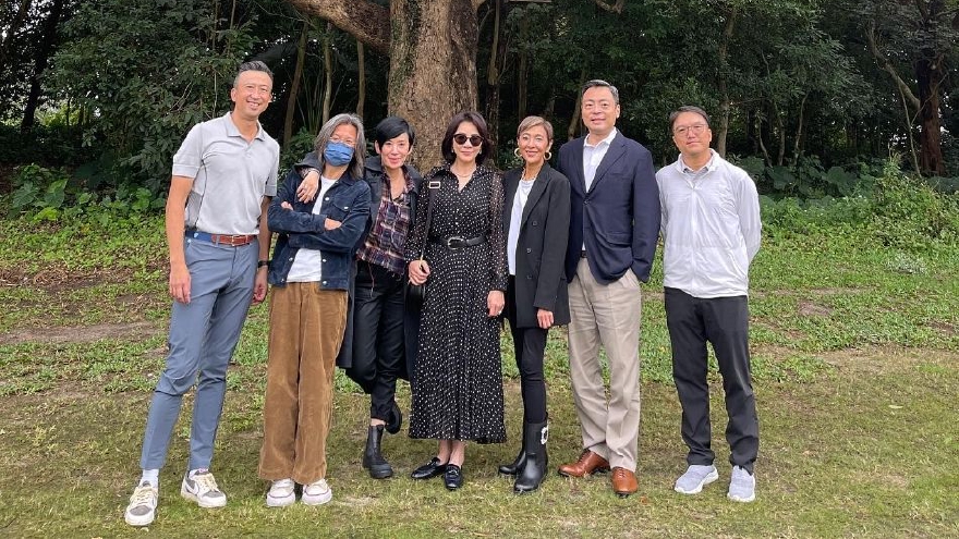 刘嘉玲吴君如陈可辛等外出郊游 精心打扮气质优雅