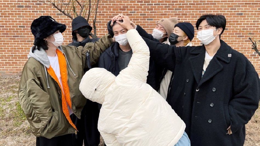 防弹少年团金硕珍入伍 成员集体前来送别充满不舍